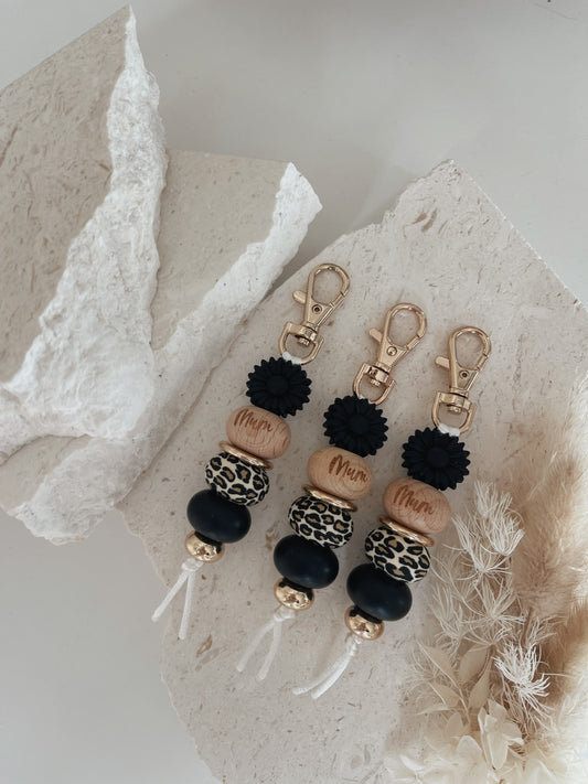 Black Daisy Keychain “Mum”