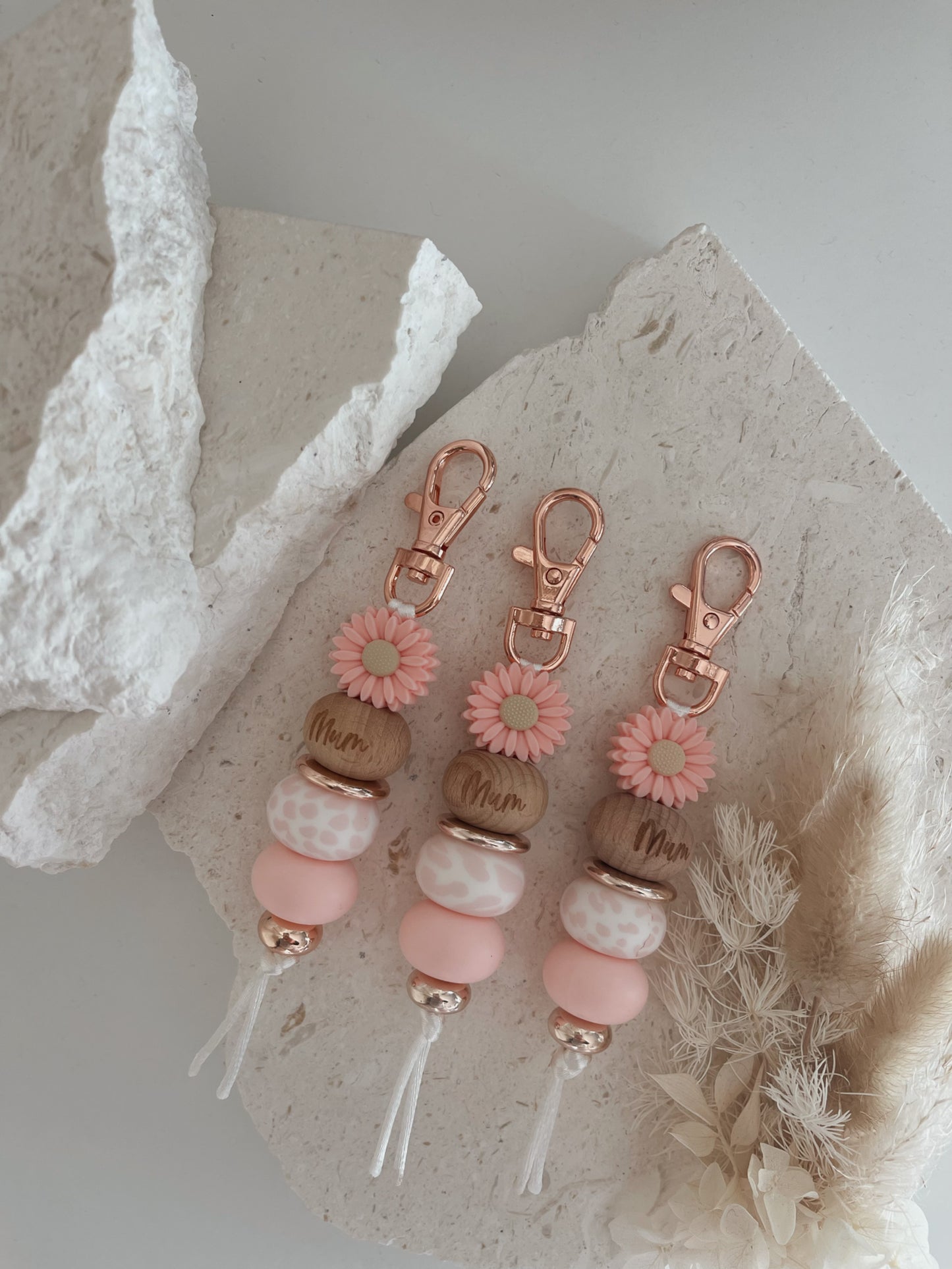 Pink Daisy Keychain “Mum”