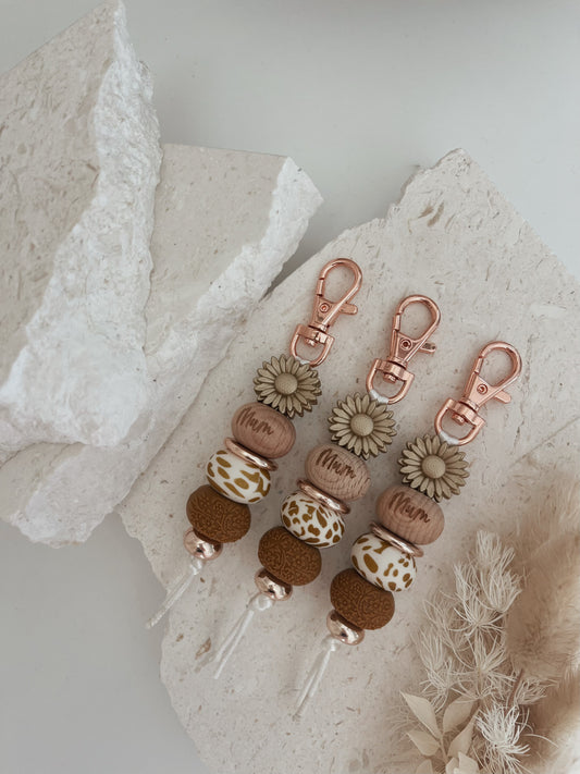 Tan Daisy Keychain “Mum”